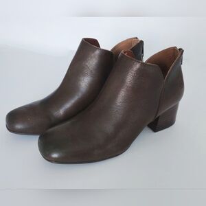 Born Women's Leather Ankle Booties. Size 6 M. Never Used.